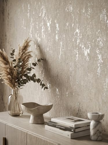 Newroom Vliestapete Taupe Betontapete Glamour Metallic Wohnzimmer | Vertikale Putzstruktur, silbriger Glanz, warmes Beige mit changierenden Schlieren, Strukturtapete, elegant, Loft-Optik, Büro