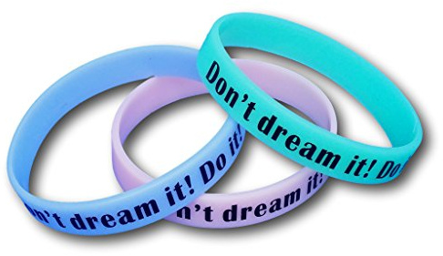 EKNA 3er-Set Fitness Armband mit Sprüchen zur Auswahl | Silikonarmbänder in blau grün pink - Glow in the Dark Wristbands von EKNA - passend für Kinder, Mädchen