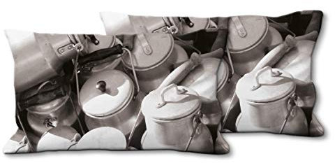 Glücksvilla - Künstler-Foto-Kissen-Hüllen - Kissen-Bezüge Set (2 STK.) 80 x 40 cm, Zierkissen - Deko-Kissen. Motiv: Milchkannen 2 - Küche Milch Geschirr Kuh Bauernhof Fotografie