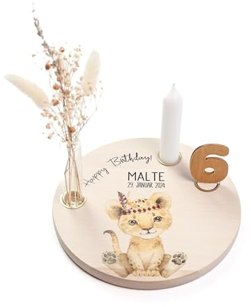 Nord-Kind® Geburtstagsteller personalisiert – Löwe 1 | Personalisiert aus Buchenholz, inkl. Kerze, Vase, Zahlen und Haltern; 20 cm.