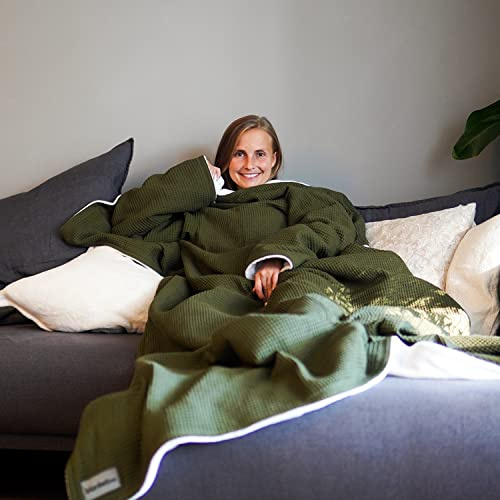 blanketino Kuscheldecke mit Ärmeln *Made IN Germany* - Extra kuschlig warme Ärmeldecke in XL Größe -145 x 210 cm aus natürlicher Baumwolle & extra warmen Wellnessfleece (Waldgrün | Sandweiß)