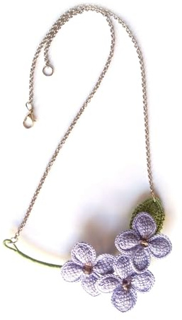 collana ortensia lilla, collana floreale all'uncinetto, collana con fiori, lilla/verde, artigianato italiano, made in Italy