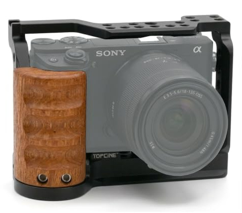 Topcine-Kamerakäfig mit Holzhandgriff, kompatibel mit der Sony Alpha A6400 A6300 A6000 A6100-Kamera mit Blitzschuh, Griffpositionierungslöchern, Mehreren 1/4 Zoll 3/8 Zoll Schraubenlöchern