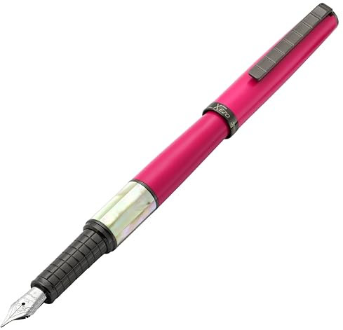 Xezo Speed Master Füllfederhalter, Feine Feder. Mattes Kirschfuchsia mit Weißer Mutterperle. Gunmetal beschichtet. Leichter Messingkörper. Keiner gleicht dem Anderen