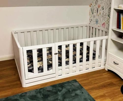 Mandrele - Montessori Bett, Bodenbett mit Türen, Rausfallschutz, Kinderbett aus Kiefernholz für Jungen und Mädchen, Laufstall, Laufgitter, 90x160 cm, Weiß