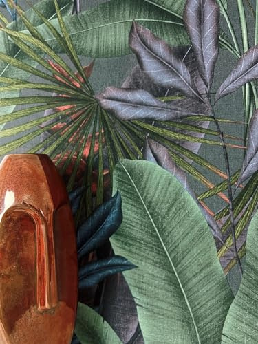 Newroom Carta da Parati TNT Verde Giungla Foglie Tropicali Soggiorno | Struttura lino opaca con palme e accenti rosso corallo, tema floreale, rivestimento murale per camera da letto e ingresso