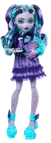 Monster High Fearbook Twyla Set aus Puppe und Zubehör mit Filmclub-Thema, Collegejacke, Jahrbuch, Brettspiel und Keksen, HXW31