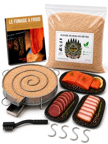GRILL'N CHIPS® Générateur/Serpentin de Fumée Froide Fumoir + Sciure 2,5 Kg | Bois de Hêtre 2,5 Kg. Jusqu'à 8-10h de Fumée. 4 Crochets + Brosse. Fumage à Froid : Viande, Poisson. Guide PDF à Télécharger.
