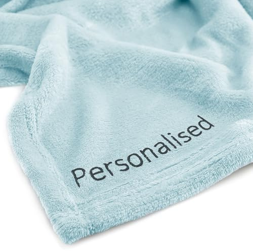 DecoKing Personalisierte Kuscheldecke 160x210 cm Hellblau Decke mit Namen Bestickt Microfaser Tagesdecke Fleece Mic