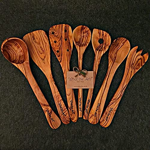 What the Art!® Olive Wood «The Chef» L | Set 7 utensili da cucina + regalo | 30 cm | Mestolo + Spatola + Spatola con fori + Cucchiaio da cucina + Cucchiaio risotto + Posate da insalata
