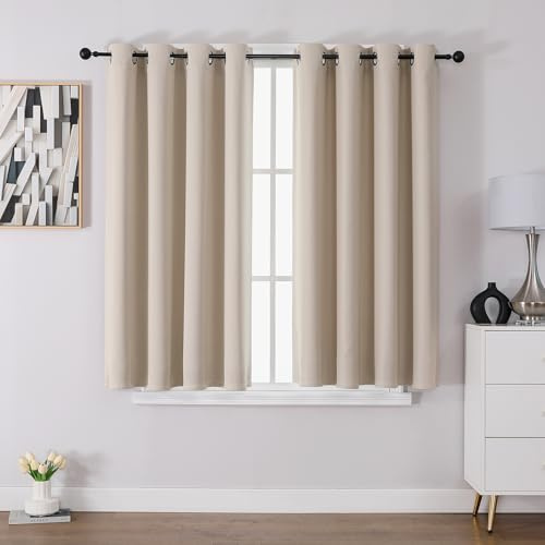CUCRAF Vorhang Blickdicht Gardinen mit Ösen 2er Set H137 x B132 cm Verdunklungsvorhänge Beige Thermovorhang Kälteschutz, Weich und Langlebig Schallschutz Vorhang für Schlafzimmer Wohnzimmer