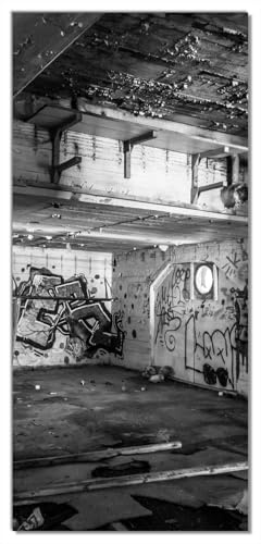 Wallario Selbstklebende Türtapete Alte verlassene Fabrik in schwarz weiß mit Graffiti - Türposter 93 x 205 cm Abwischbar, rückstandsfrei zu entfernen