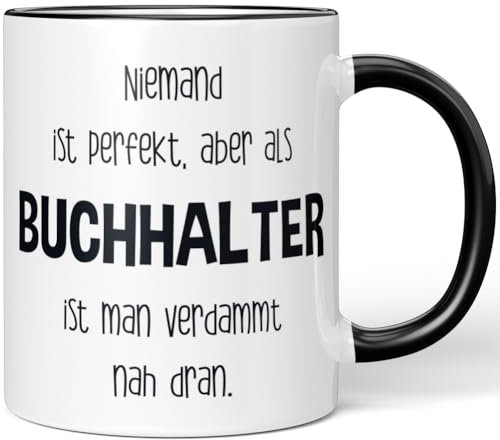 JUNIWORDS Tasse, Niemand ist perfekt, aber als Buchhalter ist man verdammt nah dran, Schwarz (5770242)