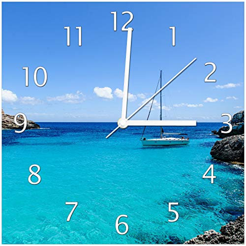 Wallario Design-Wanduhr Segelboot in der Bucht aus Glas, Motiv-Uhr Größe 30 x 30 cm, weiße Zeiger