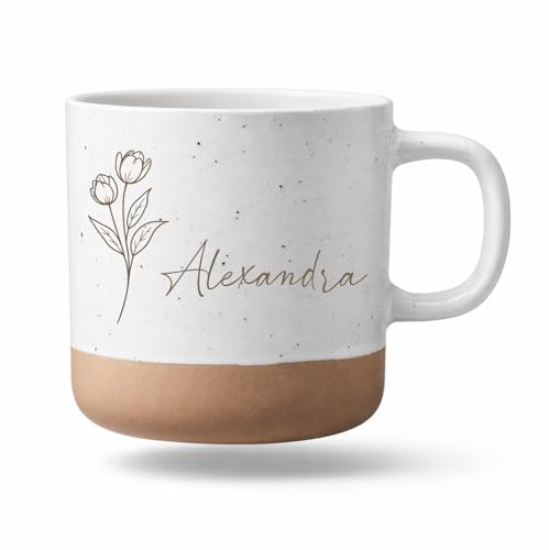 Bergliebe Personalisierte Keramiktasse mit Blumenmotiv & Wunschname | Kaffeetasse | Teebecher weiß mit beigem Boden | Geschenk für Freundin & Kollegin | 360 ml Pohmer Design (Blume Personalisiert)