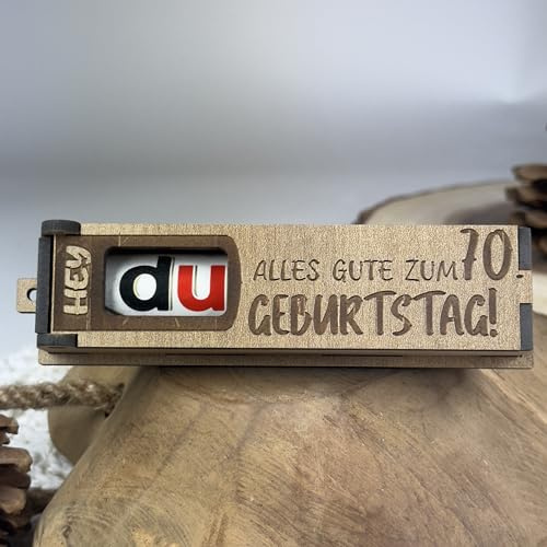 Urhome Geschenkbox Alles Gute zum 70. Geburtstag mit Duplo Schokoriegel - Überraschung Holzbox mit Spruch Gravur inkl. Schokolade Geschenk Riegel - Geburtstagsgeschenk für Erwachsene Mann Frau
