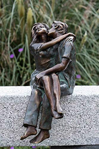IDYL Rottenecker Bronze-Skulptur Junges Glück, Paar sitzend | 33x20x22 cm | Klassische Bronze-Figur handgefertigt | Gartenskulptur -Teich-Dekoration | Hochwertiges Kunsthandwerk | Wetterfest