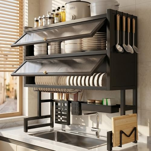 UKETO Scolapiatti da Cucina Sopra Lavandino | Scolapiatti da Appoggio Nero a 2 Livelli con Sportelli Antipolvere, Porta Piatti Salvaspazio per Piano di Lavoro, 65 cm