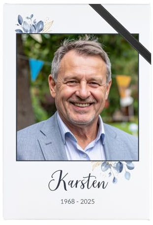 private grief® Personalisierte Trauerleinwand mit Foto, Name und Daten – 60 x 40 cm Gedenkbild auf Leinwand für Beerdigungen – Erinnerung an Verstorbene (Eukalyptus)