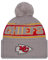 New Era Kansas City Chiefs NFL 2024 Sideline Sport Knit Grau Bommelmütze - One-Size