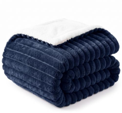 WAVVE Coperta Pile Plaid 220x240 cm Blu marina | Flanella a Righe Sherpa a Doppia Faccia, extra spessa, morbida, calda e accogliente, ideale per divano e letto