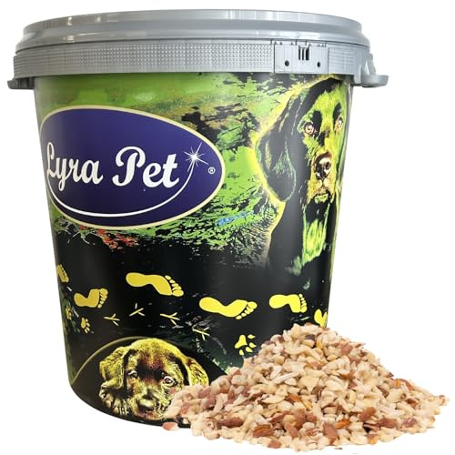 Lyra Pet® 10 kg Erdnusskerne gehackt mit Haut in 30 L Tonne Vogelfutter | Gehackte Erdnüsse - Ideal für kleine Vögel & Jungtiere - Ganzjahres Wildvogelfutter - Ballaststoffreicher Energiespender