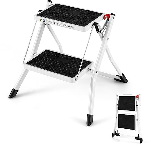 GOPLUS Escabeau à 2 Marches, Charge 150kg, Marchepied Pliable en Métal avec Pédales Extra Larges et Antidérapantes, Embouts Anti-dérapants, Blanc+Noir