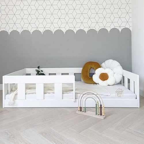 Skandi Hausbett Bodenbett 70x140 Mit Rausfallschutz Weiß - Bajo - Kinderbett 70x140 Kiefer Massiv - Stabiles Rausfallschutz Bett für Kinderzimmer - Gemütlich Rausfallschutz Bodenbett