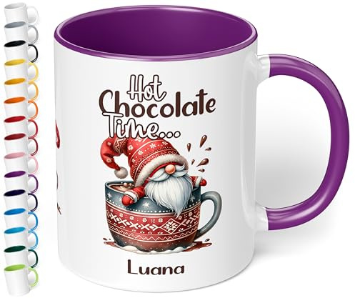 True Statements Lustige Weihnachtstasse personalisiert „Hot chocolate time“ Wichtel-Motiv 330ml Keramik Becher mit Namen – Geschenk zu Weihnachten (Violett)