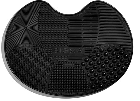 Sigma Beauty Pinsel-Reinigungsmatte – Silikon-Make-up-Pinsel-Reinigungsmatte mit Saugnäpfen – reisefreundlich – passt auf jedes Waschbecken zur Reinigung von Make-up-Pinseln – Schwarz