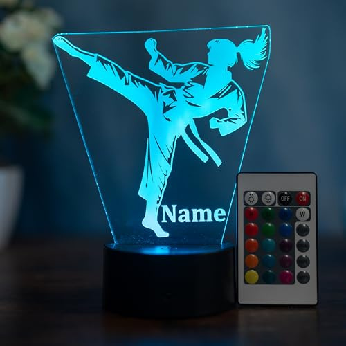 Optechvisual Lámpara LED de cristal acrílico para niña, diseño de karate, luz nocturna con nombre y cambio de color, decoración de artes marciales, cristal acrílico fabricado en Alemania