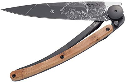 deejo – Klappbares Taschenmesser 37 g mit Gürtelclip – Griff aus Wacholderholz, Klinge aus Edelstahl Z40C13 – Motiv Forelle, schwarze Titan-Beschichtung – Tischmesser, Wandern, Camping