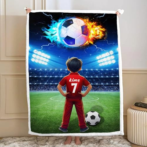 Fadaing Fußball Decke mit personalisiertem Namen, Kuschel-Fleece 150x200cm | Individueller Namensdruck frei nach Ihren Wünschen, passend in der Größe 150 x 200 cm für Sofa und Bett