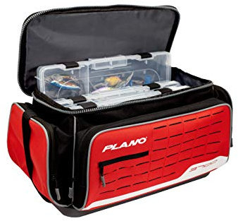 Plano Weekend Series 3700 Deluxe Angelkoffer, groß, roter Stoff, inklusive 2 3700 verstaubaren Aufbewahrungsboxen, weiche Angelausrüstungstasche, Premium-Aufbewahrung