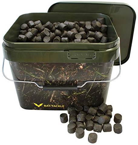 BAT-Tackle Black Base Pellets 20mm, 5kg, Schwarz | Im 10L Realistric® Futtereimer mit Deckel, Proteinreiches Lockfutter für Karpfen & Wels, Inkl. BIO-MOS, Bioplex & Actigen
