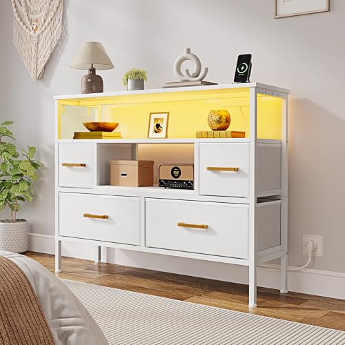 YITAHOME Cassettiera per camera da letto con 4 cassetti in tessuto, credenza con 2 prese, 2 porte USB e striscia luminosa a LED, mobile TV con ganci laterali, bianco