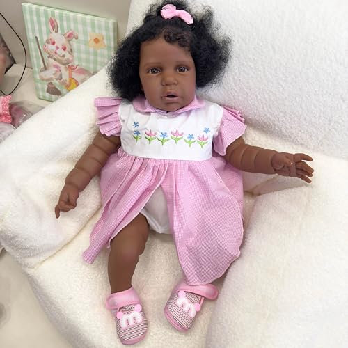 YIHANGG Afroamerikanisch Reborn Baby Puppe 24Zoll 60cm Körper aus Stoff Kleinkind Dunkle Haut Neugeborene Puppe Prinzessin Mädchen mit Schwarzem Lockigem Haar Geburtstag Weihnachten Geschenk