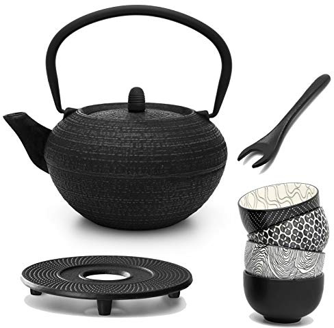 Bredemeijer schwarze runde gusseiserne Asia Teekanne 1.2 Liter & mit Henkel & Edelstahl Tee-Filter Sieb-Einsatz für losen Tee & 4 Porzellan Teebecher gusseisernem Untersetzer & Deckelheber