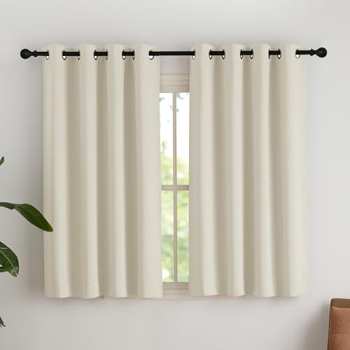 NICETOWN Thermo Vorhang Beige Kurze Verdunklungsvorhänge mit Ösen | Hellbeige, H145 x B140 cm, 2er Set, Scheibengardinen Modern, Vorhang Thermo Wärmeisolierend, Gardinen für Kleine Fenster