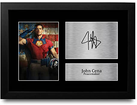 HWC Trading FR A4 John Cena Peacemaker Geschenke Gedrucktes Signiertes Autogramm Foto für Fans von Fernsehshows - A4 Gerahmt