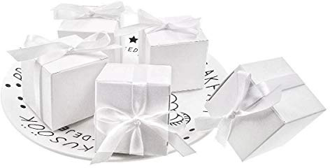 JZK 50 Leere weiße Hochzeitsbevorzugungskästen mit Bändern Papier Süßigkeiten Box für die Hochzeit Geburtstag Weihnachten Taufe Babydusche Kommunion Abschlussfeier