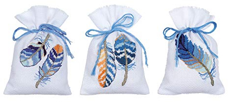 Vervaco Zählmusterpackung Stickset Säckchen Blaue Federn 3er DIY Gezählter Kreuzstich Stickpackungen Basteln Erwachsene Kreativ Set 8 x 12 cm Stickset für Anfänger Stoffbeutel zum Sticken
