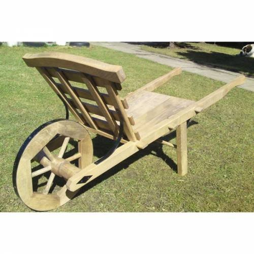 Brouette en bois à l'ancienne