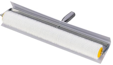 Stachelwalze Entlüftungsrolle 50 cm mit Spritzschutz für Bodenmassen | Breite Entlüftungswalze für Epoxidharz, Ausgleichsmasse und Estrich – der Spritzschutz hält Materialspritzer zurück