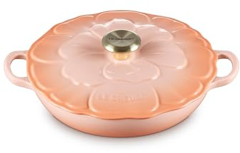 Le Creuset Signature - Estofador de pétalos de hierro fundido esmaltado, 2.25 cuartos de galón, Peche con perilla dorada clara