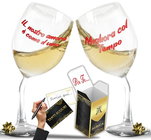 Aurìca Set 2 Calici Vino Personalizzati IL NOSTRO AMORE È… – Calici Coppia Per Anniversari E San Valentino - Idea Regalo Dolce E Simpatica Con Bicchiere Piegato E Confezione Regalo Inclusa