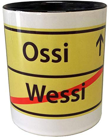 Kaffeebecher 'Ossi Wessi' Tasse Weiß/Gelb 330 ml — Ø 8,2 cm, Höhe 9,5 cm — humorvolle Ostalgie-Tasse mit Ost-West-Spruch — inkl. Kochbuch & Geschenkkarte