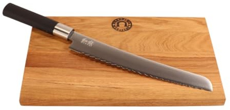 Kai Wasabi Black Offerta Set | Coltello da pane Wasabi, lama da 23 cm con bordo seghettato + tavola in legno di botte fatta a mano 30x18 cm