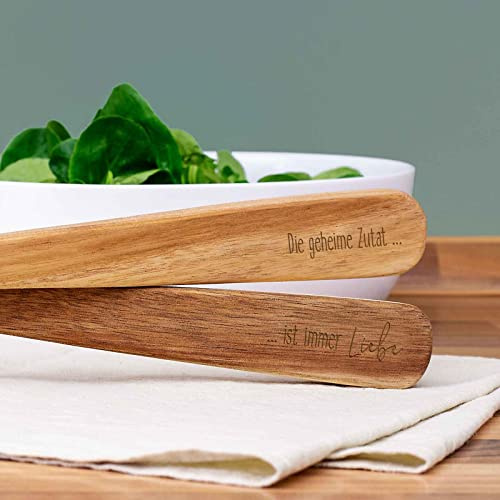 hellomini - Personalisierbares Salatbesteck Set Holz - Graviert - spülmaschinenfest - Salatgabel & Salatlöffel -Geschenkidee zum Geburtstag, Grillabend (Die geheime Zutat - ist immer Liebe!)