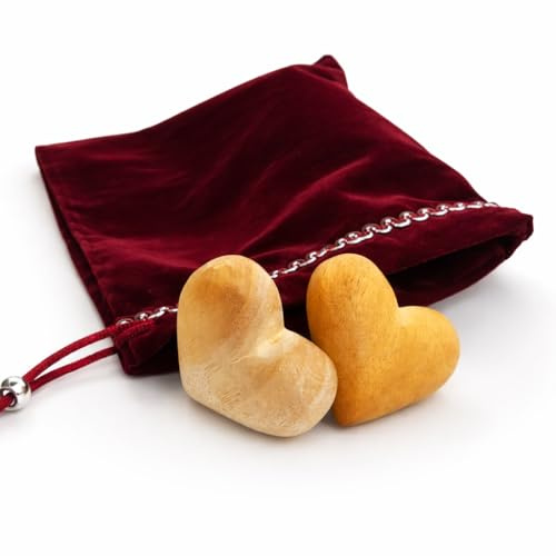 STUWU Handschmeichler Herz Set – 2 Holzherzen im Samtbeutel – Symbol für Liebe & Verbundenheit – Geschenk für Paare, Freunde oder Familie